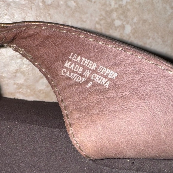 💥FINAL YELLOW BOX Cassidy metallic bronze sandals women’s flip flops size 9 - Picture 14 of 16